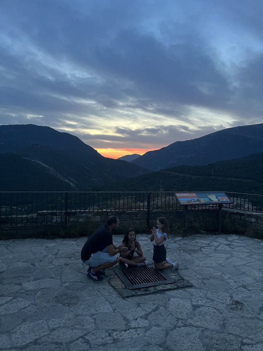 SusanaVCrespo's tweet image. #Akelarre al atardecer en el #CastillodeBoltaña