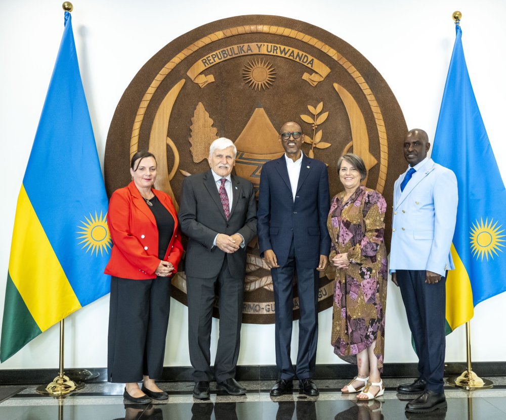 IGIHE's tweet photo. Perezida Paul Kagame yakiriye, anagirana ibiganiro byihariye na Rt Lt Gen Roméo Dallaire, wari uyoboye Ingabo za Loni zari zishinzwe kubungabunga amahoro mu Rwanda (MINUAR) mu gihe cya Jenoside yakorewe Abatutsi mu 1994.
https://t.co/L2rFShlb5K https://t.co/VRp1oCRVdZ