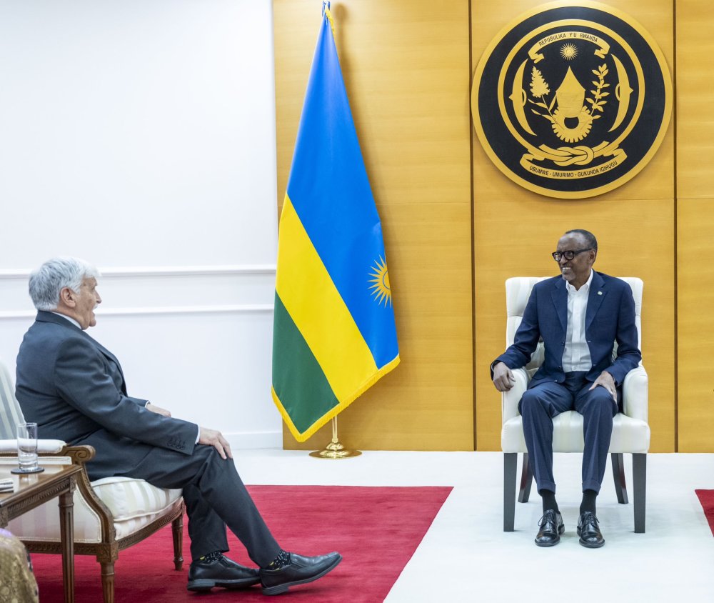 IGIHE's tweet photo. Perezida Paul Kagame yakiriye, anagirana ibiganiro byihariye na Rt Lt Gen Roméo Dallaire, wari uyoboye Ingabo za Loni zari zishinzwe kubungabunga amahoro mu Rwanda (MINUAR) mu gihe cya Jenoside yakorewe Abatutsi mu 1994.
https://t.co/L2rFShlb5K https://t.co/VRp1oCRVdZ