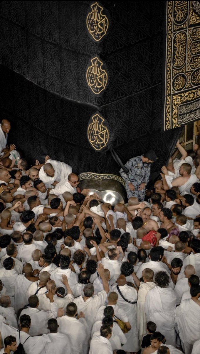 makkah_hajar1's tweet photo. كان صلى الله عليه وسلم حريصًا على استلام الحجر الأسود، وإن لم يتمكن من الوصول إليه استلمه بعصا كما روي عن أبي الطفيل رضي الله عنه قال: (رأيتُ رسولَ الله صلى الله عليه وسلم يطوفُ بالبيتِ، ويستلمُ الرُّكنَ بمحجنٍ مَعه، ويقبّل المحجَن)
#الأربعون_المكية https://t.co/jZh219yUXa