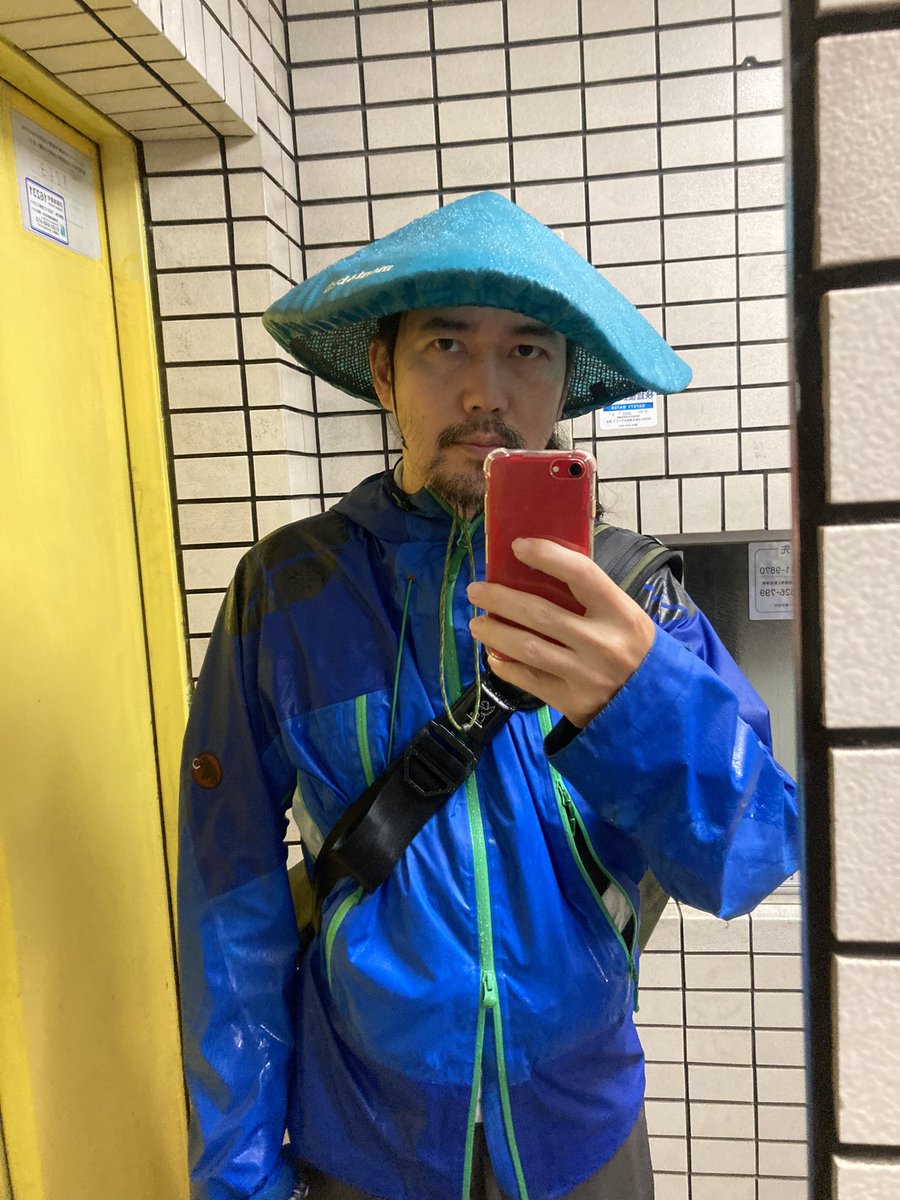昨日はモンベルのフィールドアンブレロに上下ゴアテックスで出勤したが