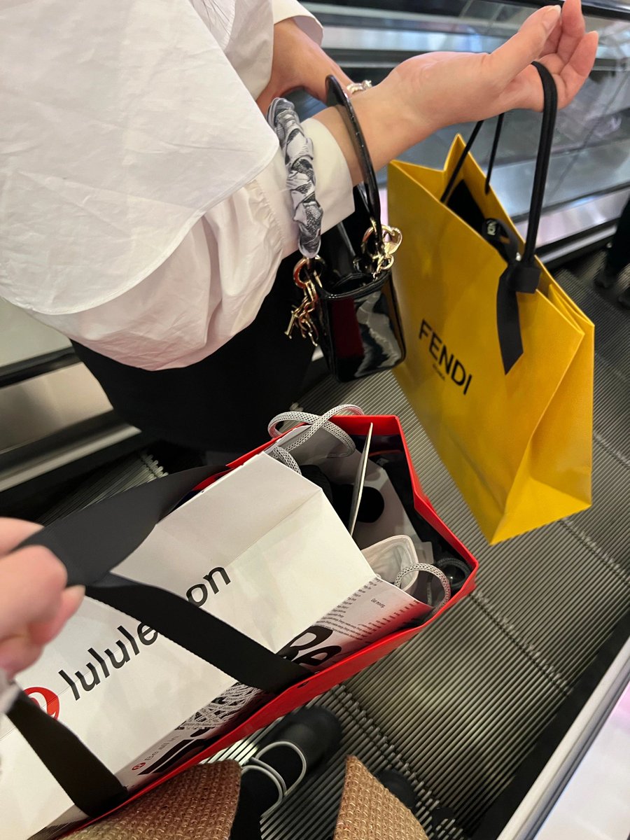 alerixel's tweet image. Spend your own money and buy the clothes you like. arrange