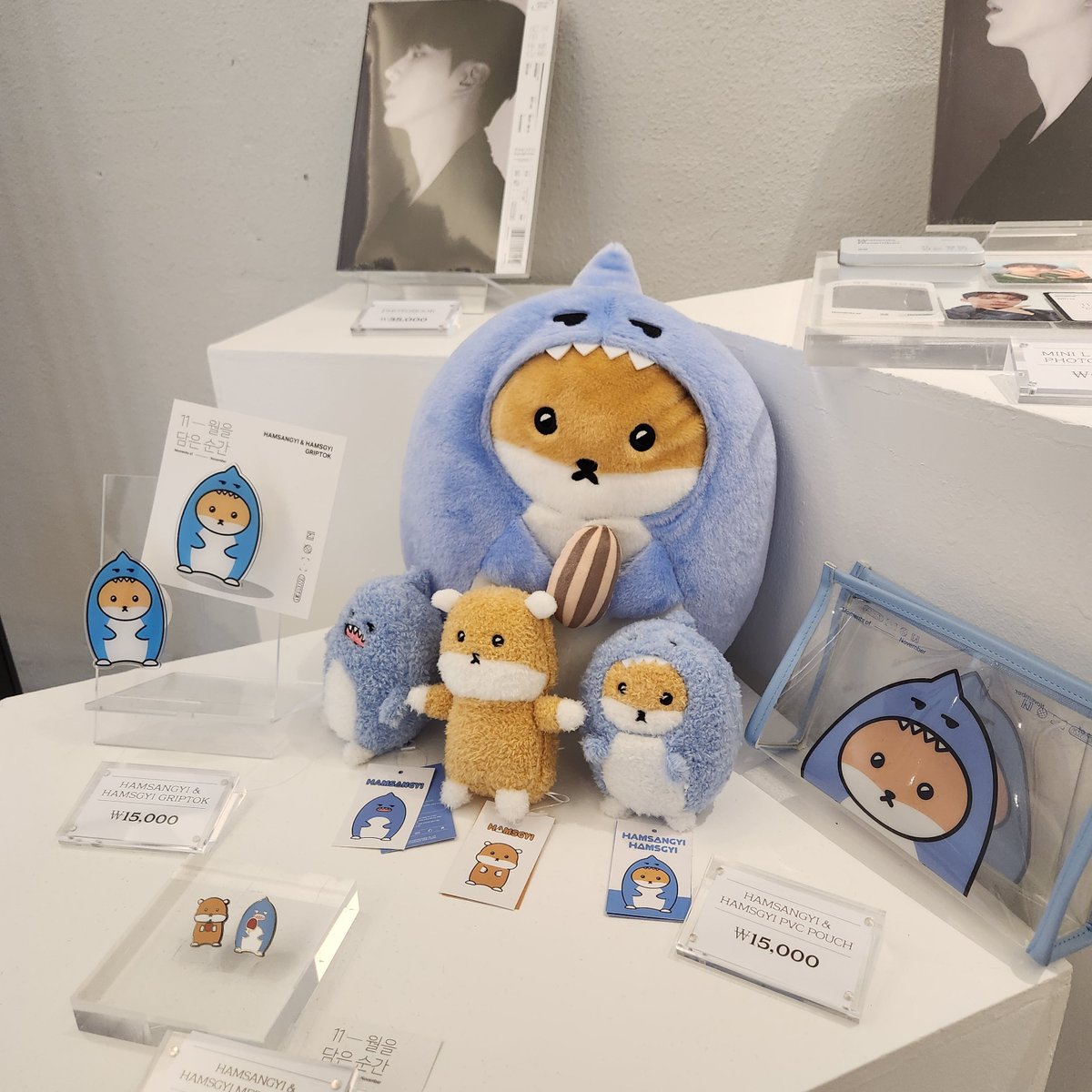 NMBB94's tweet photo. 그리구 티셔츠가 너무 무난하고 일코용으로도 좋아서 놀랐음.ᐟ 요런 깔끔한 디자인 너무 너무 좋아해서 실물 보고 갑자기 구매 욕구가 팍! 올랐었습니당 결국 사진 않았지만...🙄 Moments of November이라는 문구도 감성적이고 정말 예쁜 것 같지 않나요?
+) 거셀... 참 어려운 거더라 응.... https://t.co/BsJaGeQKNb