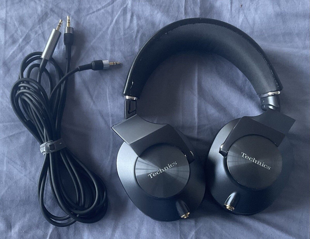 Not happy that <a href="/technics/">Technics</a> are apparently unable to supply new earpads for these pricey EAH-T 700 headphones. Surely a premium brand needs a long term spares strategy for customers. @Mrsexysocks05