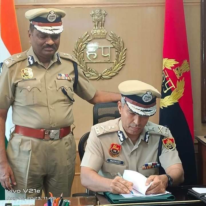 JINDNEWS1's tweet photo. श्री शत्रुजीत कपूर जी ने संभाली हरियाणा पुलिस की कमान।

#DGP_HARYANA_POLICE https://t.co/UE1Fk4sytH