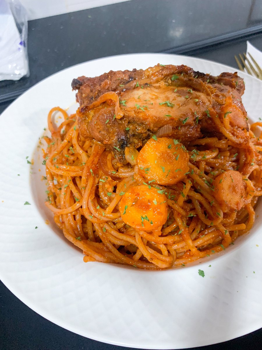 💌: Spaghetti Delight 🍝 - Spaghetti cooked in a rich tomato and pepper sauce, topped with tender chicken 🍗