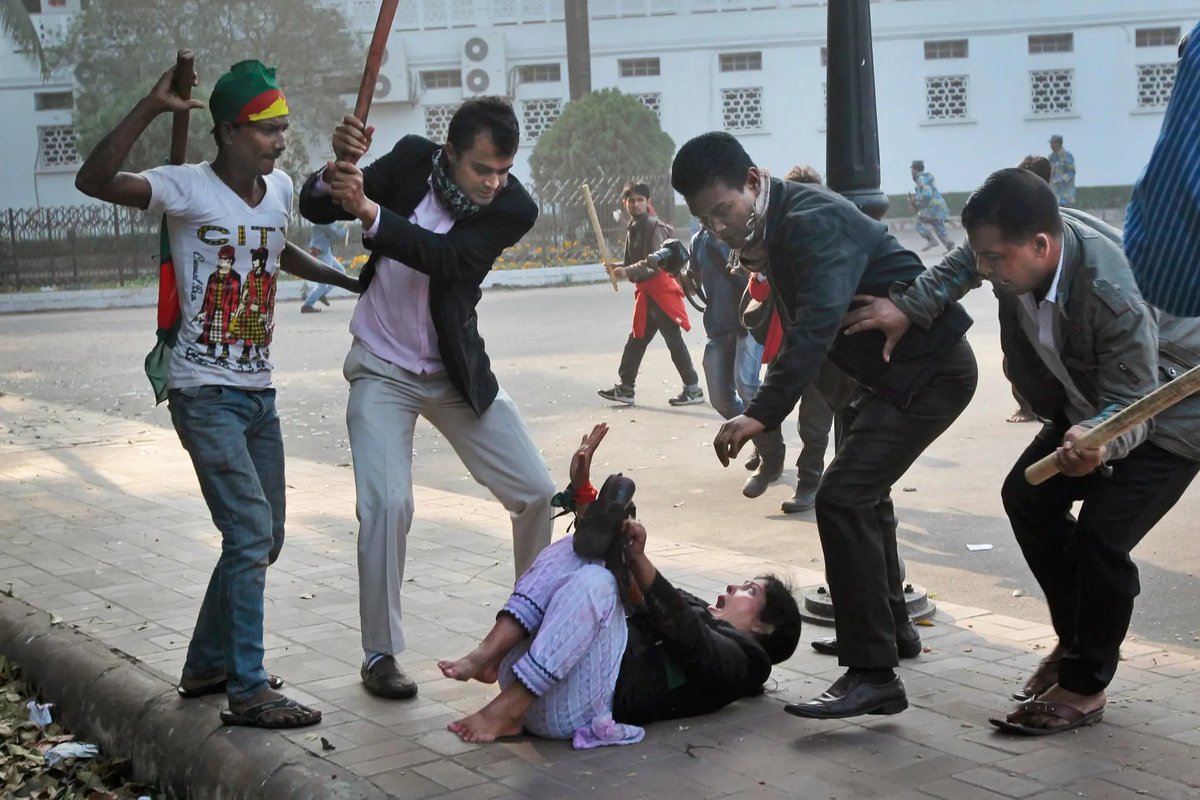 Flashback #MarchforDemocracy,

Ruling #Hasina's @albd1971 men beat up a woman lawyer, a supporter of the @bdbnp78, during the 'March for #Democracy' protest in #Dhaka on December 29, 2013.

#StepDownHasina #AwamiViolence #Bangladesh #HumanRightsViolations #WomenEmpowerment #BNP