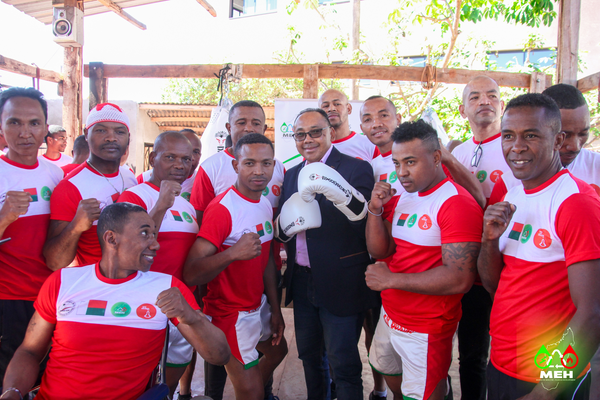 AndriaSolo's tweet photo. Nos valeureux combattants qui représenteront #Madagascar aux Jeux des Iles de l’Océan Indien (#JIOI2023) dans la discipline “Kick Boxing” poursuivent leur préparation sans relâche. Et nous les soutenons activement ! https://t.co/dNeiZlZMUI