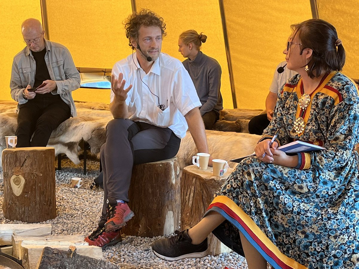 UiTNorgesarktis's tweet photo. Samtale i Lavvoen på Fløyheia: Hvordan leve med klimaendringer? UiT-professor Matteo Chiesa mener teknologien er moden til å produsere energi til aktivitetene våre, men spørsmålet er hvordan vi klarer å ta hensyn til ulike interesser og konflikter. #lavvoen #Arendalsuka https://t.co/bfMfJBq9Po