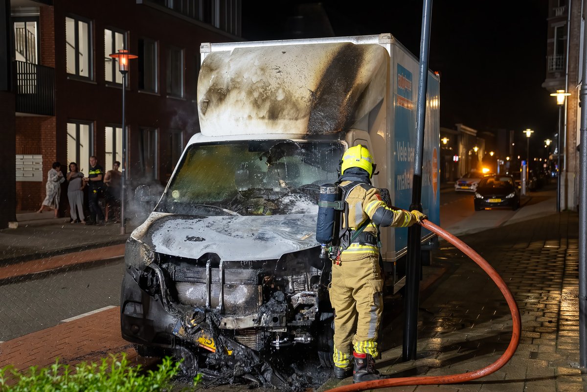 Reality_Photo's tweet photo. Bakwagen in brand aan de Grotestraat in Waalwijk.

Ondanks dat de brandweer snel ter plaatse was kon men niet voorkomen dat de bakwagen aan de voorkant volledig uitbrandde. 

Mogelijk is een technisch defect de oorzaak van de brand. https://t.co/YkLrrISTPf