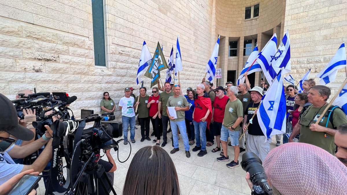 *על רקע המתיחות הפוליטית: אחים לנשק הגישו את הבג"ץ המשמעותי הראשון נגד אי גיוס חרדים*

על רקע המתיחות הפוליטית הגוברת בנוגע לחוק הגיוס, וקרוב לחודש וחצי לאחר שפנו במכתב התראה לפני עתירה, הגיעו הבוקר (16.8.23) מילואימניקים והורים למלש"בים לבית המשפט העליון בירושלים. הפעילים התכנסו