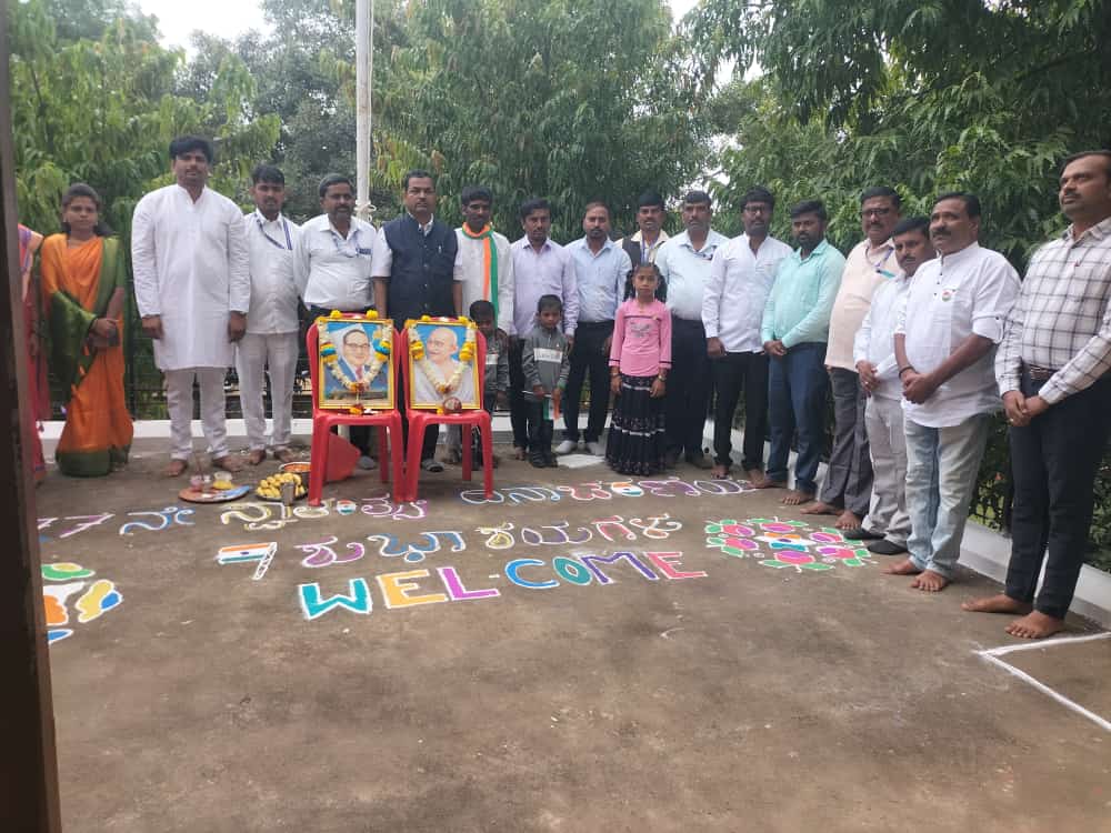 TPIECV's tweet photo. ಲಕ್ಷ್ಮೇಶ್ವರ ತಾಲೂಕು ಪಂಚಾಯತಿ ಕಾರ್ಯಾಲಯದಲ್ಲಿ 77ನೇ ಸ್ವಾತಂತ್ರ್ಯ ದಿನಾಚರಣೆಯನ್ನು ಸಂಭ್ರಮದಿಂದ ಆಚರಿಸಲಾಯಿತು. ಗದಗ ಜಿಪಂ ಯೋಜನಾ ನಿರ್ದೇಶಕರು, ತಾಪಂ ಆಡಳಿತಾಧಿಕಾರಿಯವರು ಧ್ವಜಾರೋಹಣ ನೆರವೇರಿಸಿದರು. ತಾಪಂ ಕಾರ್ಯನಿರ್ವಾಹಕ ಅಧಿಕಾರಿಗಳು, ವಿಷಯ ನಿರ್ವಾಹಕರು, ನರೇಗಾ ವಿಭಾಗದ ಸಿಬ್ಬಂದಿ ಹಾಗೂ ಇತರರಿದ್ದರು.
@DharmarKrishna https://t.co/xVkqyISza1