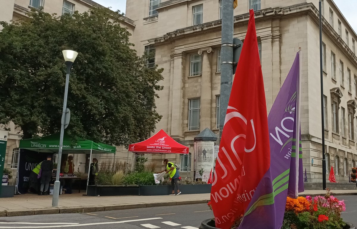 Two @UniversityLeeds unions, @UoLUnison and Unite, once more standing shoulder to shoulder to demand #FairPayInHE! #WereWorthMore