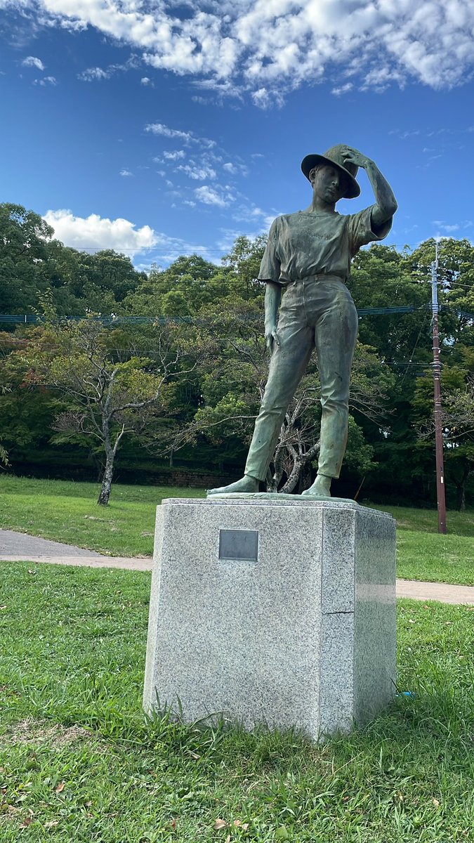 PironnU's tweet photo. 自分:あの銅像見てきていい？

妻:どうぞ！どうぞ！

2人:www

稲佐山公園にて https://t.co/z4OEKp0VsH