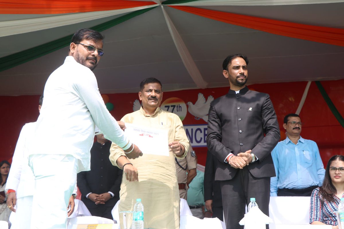 DM_Madhepura's tweet image. 77 वां स्वतंत्रता दिवस के शुभ अवसर पर माननीय मंत्री,बिहार सरकार श्री संजय कुमार झा एवं जिलाधिकारी श्री विजय प्रकाश मीणा द्वारा उत्कृष्ट कार्य करने वाले कर्मी/पदाधिकारी को सम्मानित किया गया ।
@IPRD_Bihar 
@officecmbihar 
@vpmeena_ias 
#15august2023 
#IndependenceDay2023