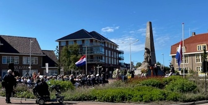 JP_Verhoef's tweet photo. Het was een mooie en indrukwekkende herdenking. Mooi persoonlijk verhaal van Melanie Tegelberg en een indrukwekkende toespraak van Peter de Vrij !  Mooiste moment voor mij was de postbezorger die voorbij fietste met z'n tassen vol post en z’n hand op z’n hart plaatste en knikte🙏 https://t.co/ahsCaryBdR