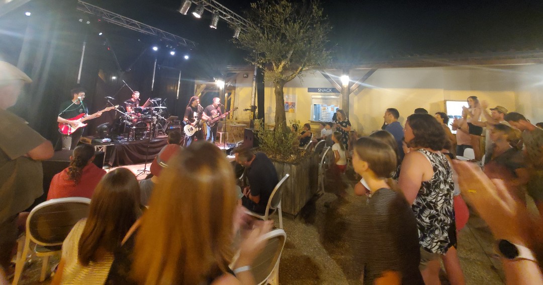 Quelle soirée avec le Groupe Cartoon ! Le Rock est dans la place, on s'est régalé !

#groupecartoon #rock #concert #campingloucastel #castelnaudlachapelle #vacances