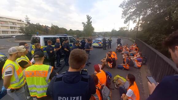 TinoPfaff's tweet photo. Ganz großes Kino #Polizei Würzburg👏🏽

43 Festnahmen bei #Protestmarsch in Würzburg

"Unterstützer:innen der #LetztenGeneration wurden in #Würzburg gekesselt zur Polizeistation verbracht."

Jetzt werden Bürger*innen fürs Demonstrieren festgenommen: Das ist so armselig #Bayern🤦🏽 https://t.co/Ej6Lp5r1Dc
