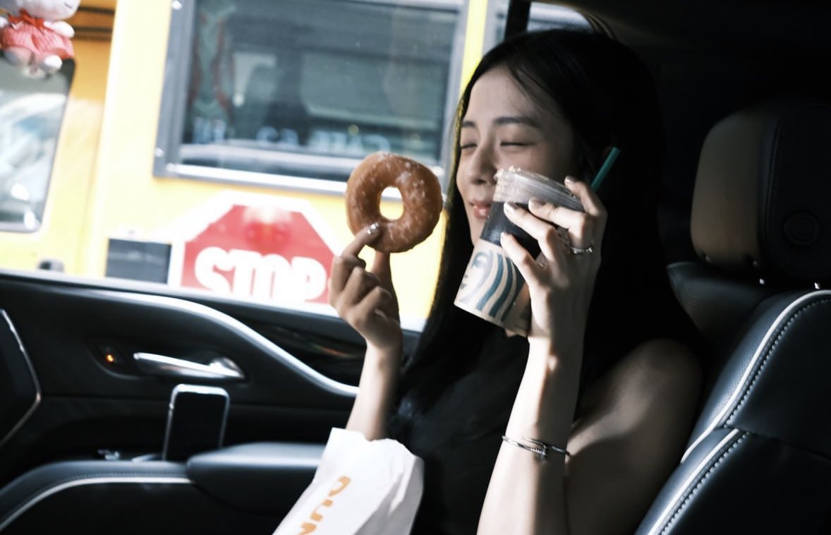 GODTIERJISOO's tweet photo. she’s so cute 😭☹️ https://t.co/Om38O5q3ZY