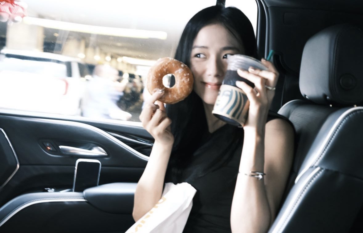 GODTIERJISOO's tweet photo. she’s so cute 😭☹️ https://t.co/Om38O5q3ZY