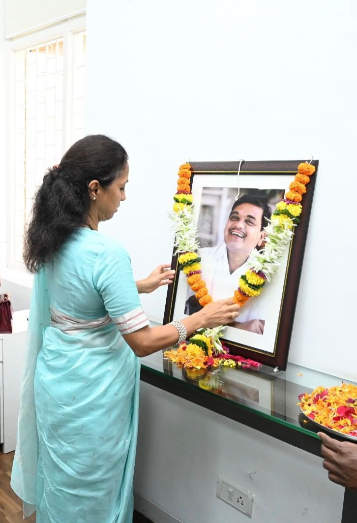 NCPspeaks's tweet photo. राष्ट्रवादी काँग्रेस पक्षाचे दिवंगत नेते व महाराष्ट्राचे माजी उपमुख्यमंत्री स्व. आर. आर. पाटील यांच्या जयंतीनिमित्ताने पक्षाच्या राष्ट्रीय कार्याध्यक्षा व संसदरत्न, माननीय खासदार सुप्रियाताई सुळे यांनी प्रदेश कार्यालय, मुंबई येथे त्यांच्या स्मृतींना विनम्र अभिवादन केले.

यावेळी पक्षाचे राष्ट्रीय चिटणीस नसीम सिद्दीकी, प्रदेश सरचिटणीस रवींद्र पवार, प्रदेश सरचिटणीस अदितीताई नलावडे, प्रदेश संघटक सचिव भालचंद्र शिरोळे, डिजिटल मीडिया रिसर्च अँड कम्युनिकेशन विभागाचे राज्यप्रमुख नीरज महांकाळ यांच्यासह इतर पदाधिकारी, कार्यकर्ते व प्रदेश कार्यालयातील कर्मचारी उपस्थित होते.