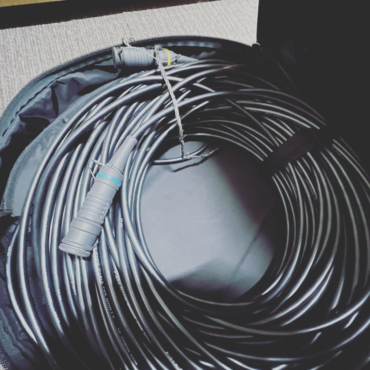 TGTV_STRM's tweet image. 憧れの光カメラケーブル借りて来た✨
テレビ業界では当たり前のケーブルだろうけど、僕らからすると最高峰のカメラケーブル！！
今回は1本でHD-SDI6本分の映像を伝送する！！
#テレビカメラのケーブル
#光ケーブル
#ケーブル