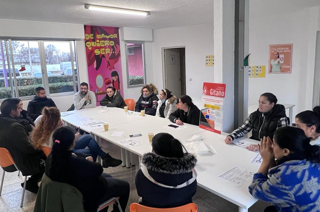 gitanos_org's tweet photo. Favorecemos la inclusión sociolaboral de mujeres #gitanas y promovemos su empoderamiento para que formen parte activa de la sociedad en #igualdad #InformeAnualFSG https://t.co/boldS8FeoM https://t.co/xcnvPcVkbX