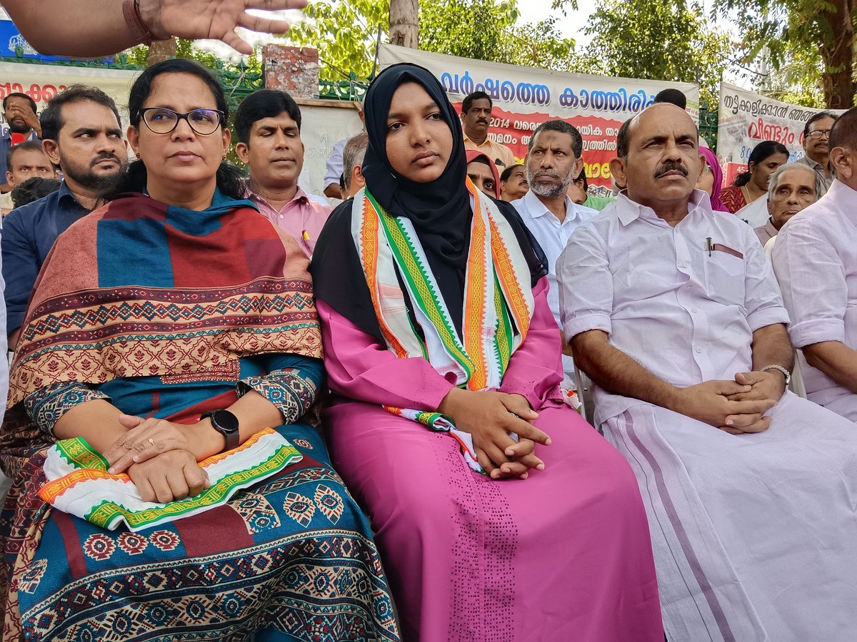 Harshina, who got scissors stuck in her stomach allegedly during surgery in a government medical College, sits on a Satyagraha protest in front of the Secretariat, #Kerala