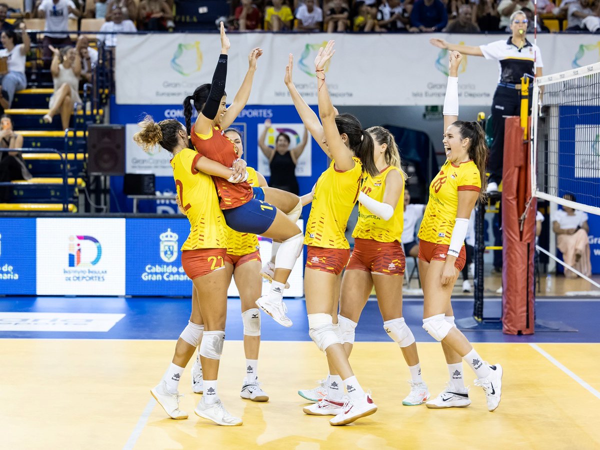 🏐 ¡Comienza el desafío! 🇪🇸 Este jueves, a partir de las 20:00h, Las Leonas del Vóley debutan en el #EuroVolleyW. Su primer compromiso en Tallin será ante Países Bajos. 🏟️ Francia, Eslovaquia, Finlandia y la anfitriona Estonia serán sus otros rivales en el Grupo D. 👏 ¡Vamos!