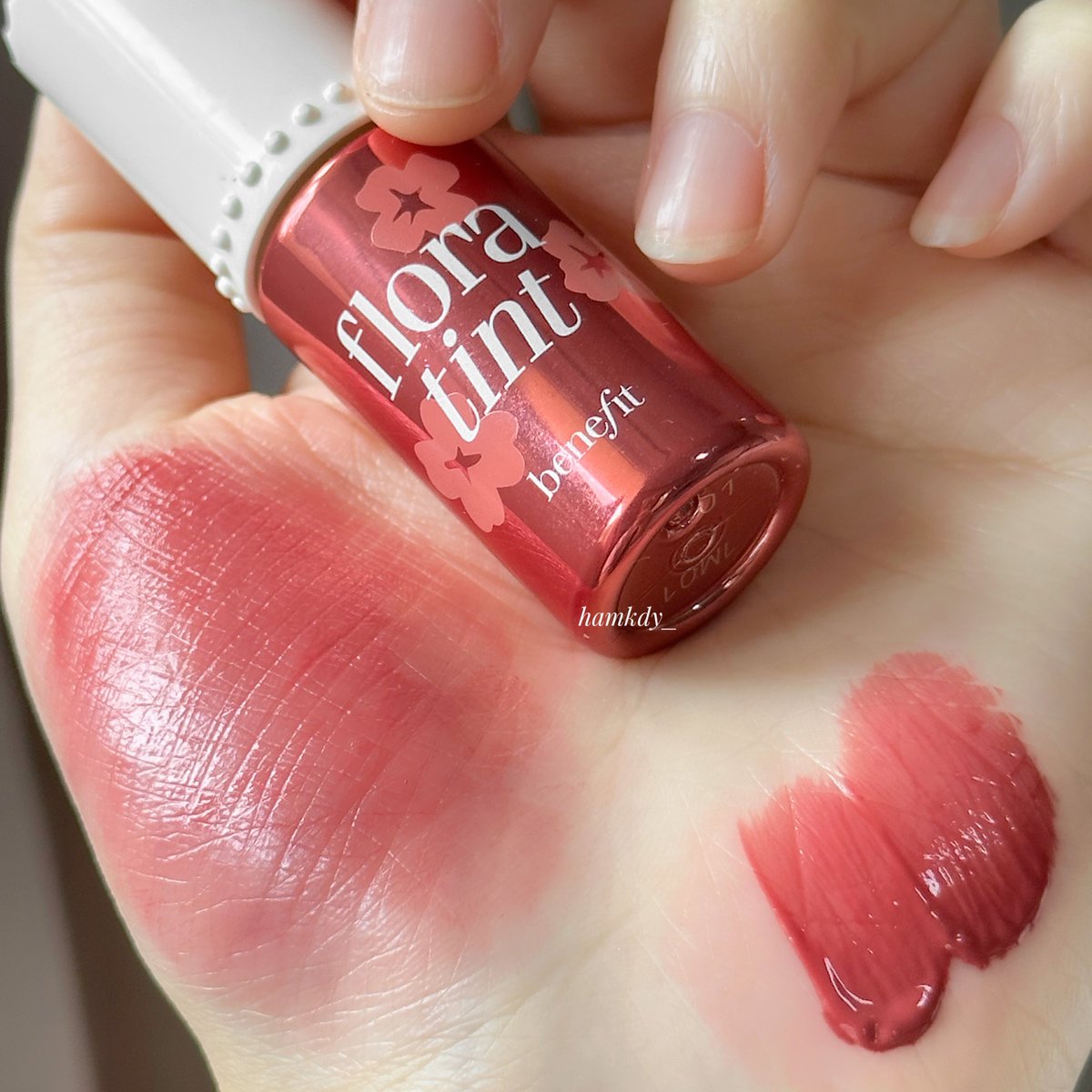 Hamkdy_'s tweet photo. ทิ้น benefit สีพี่แทยอน ใครซื้อตั้งแต่ออกมาใหม่ๆจะรู้ว่าหาซื้อยากกกกมาก floral tint 😭🤜🏻 สีโคตรสวย กล้าพูดว่าชอบทิ้นสีนี้สุด ทายังไงก็สวย เนื้อดี ทาแก้มก็จ๋วย หมดแล้วก็จะซื้ออีก https://t.co/GDSqYhyoW6