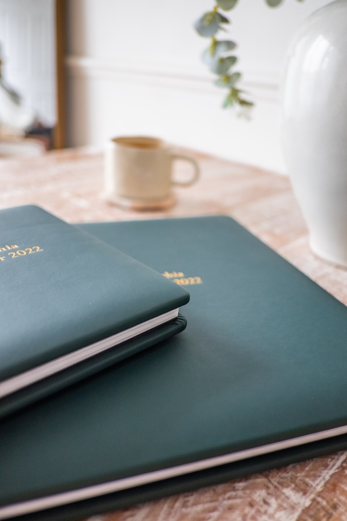 It's all in the detail📸 

🔎 Dark Green genuine leather Fine Art Album with gold foiling