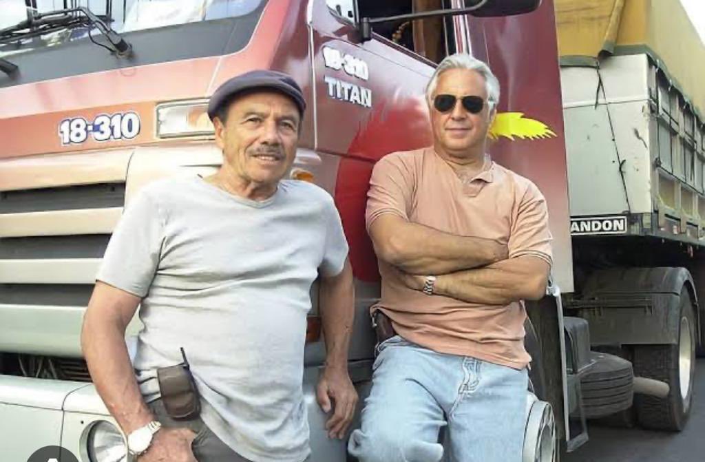geraldoalckmin's tweet photo. Não é cilada, Bino! O programa de renovação de frotas lançado pelo presidente @LulaOficial segue viabilizando a troca de caminhões e ônibus por todo o Brasil. Veículos mais seguros e eficientes, que preservam empregos, reduzem emissões e protegem nossos motoristas e caminhoneiros. Hoje, em Sete Lagoas-MG, a transportadora Sada adquiriu 20 caminhões e a Viação Nossa Sra. da Piedade comprou 10 novos ônibus, ambos da Iveco, que fez um investimento de R$ 600 mi em sua fábrica. 📸 João Miguel Júnior / TV Globo