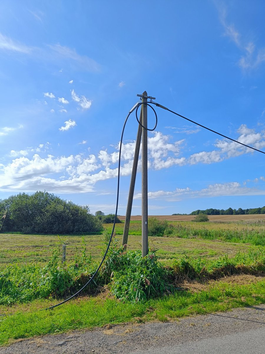 albreand's tweet photo. Moin @Telekom_hilft , das Kabel an eurem Mast sah heute früh noch nicht so aus. Könntet ihr da bitte mal jemanden zum flicken schicken :-) https://t.co/JIEH3UWN8z