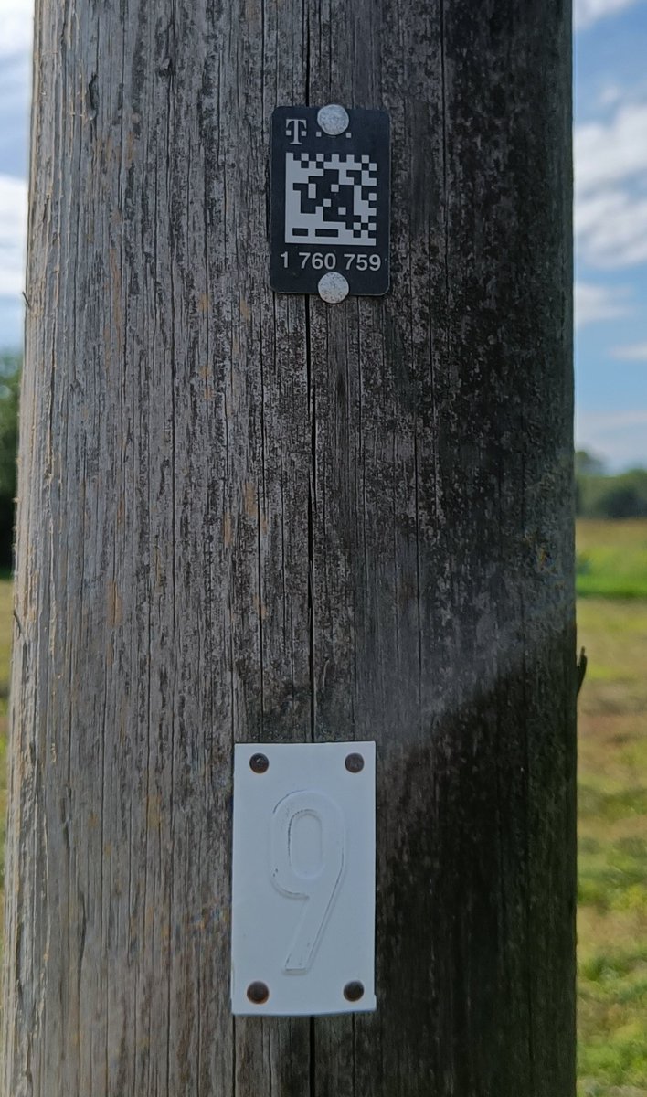 albreand's tweet photo. Moin @Telekom_hilft , das Kabel an eurem Mast sah heute früh noch nicht so aus. Könntet ihr da bitte mal jemanden zum flicken schicken :-) https://t.co/JIEH3UWN8z