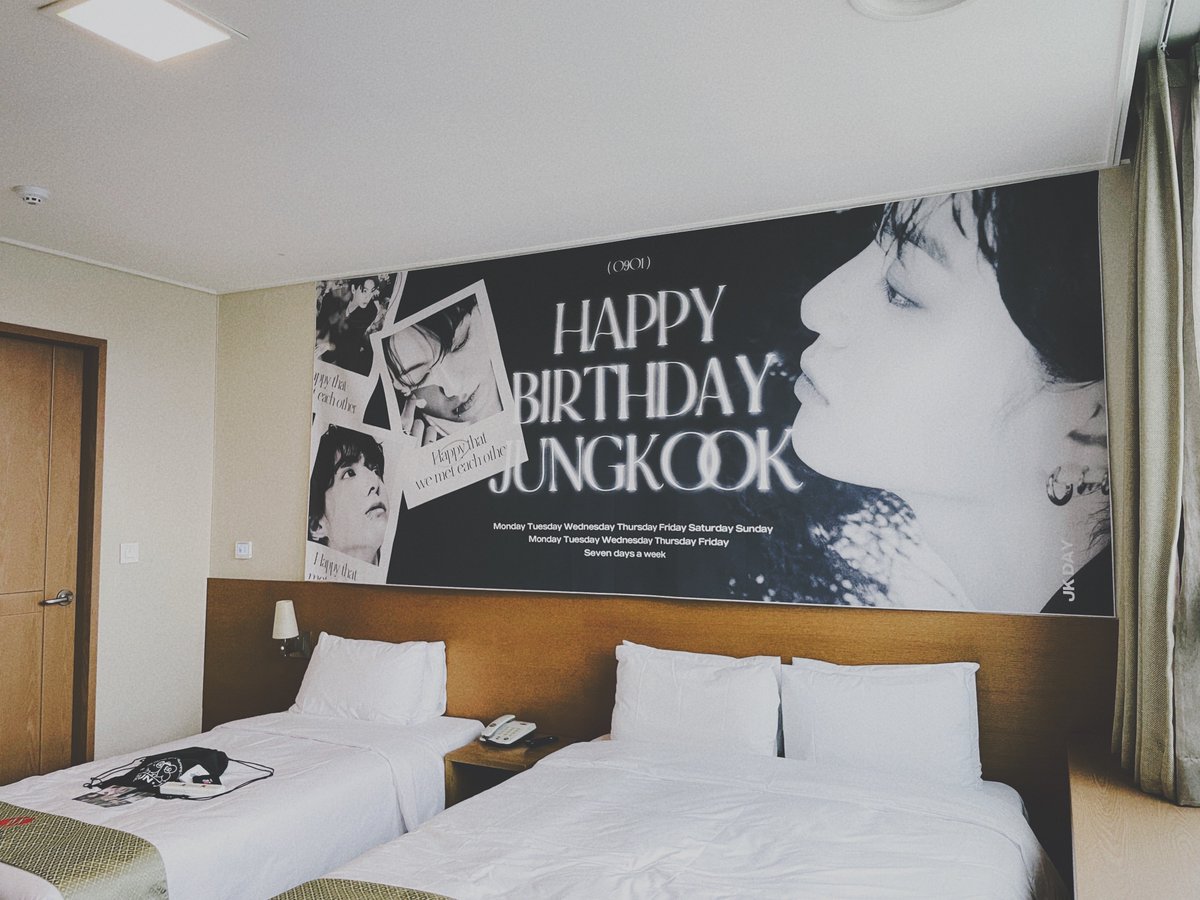 ONE_REASON_JK's tweet photo. 🐰

𝗘𝗩𝗘𝗡𝗧. 𝟮 - 𝗝𝗞'𝘀 𝗥𝗢𝗢𝗠 숙박권 이벤트

정국이의 생일날 럭키드로우 1등 당첨자 분께 JK's ROOM 스카이파크호텔 숙박권을 드립니다 !

꼭 방문하셔서 행운을 놓치지마세요 💜

📍 카페 러키더키

#RUN_JK_DAY #러키더키 https://t.co/ilNUonoTgE