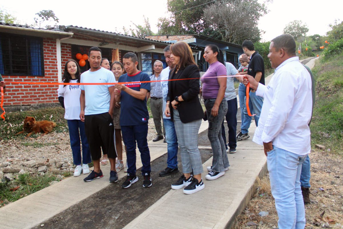 Perafanmaribel1's tweet photo. Una comunidad que cree en el trabajo conjunto es una comunidad que avanza, por eso hoy culminan su obra comunitaria cinta huella y allí nuestro gobierno diciendo y haciendo, feliz de hacerlo posible y lo celebramos en altillo bajo, una más de muchas que transforman. https://t.co/h5z5OXwQ0H