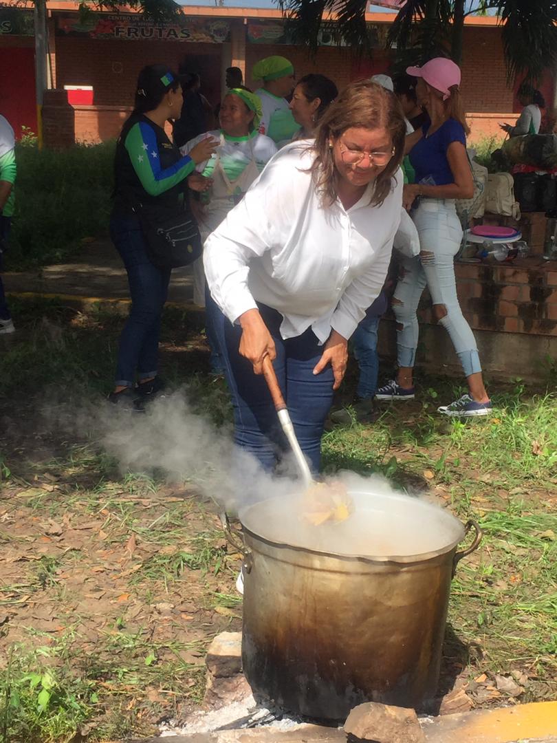 Realizaron encuentro de estructuras municipales y parroquiales en Clarines (+sancocho) goo.su/fyJlXpT @PsuvAnz #PsuvEnLaCalle