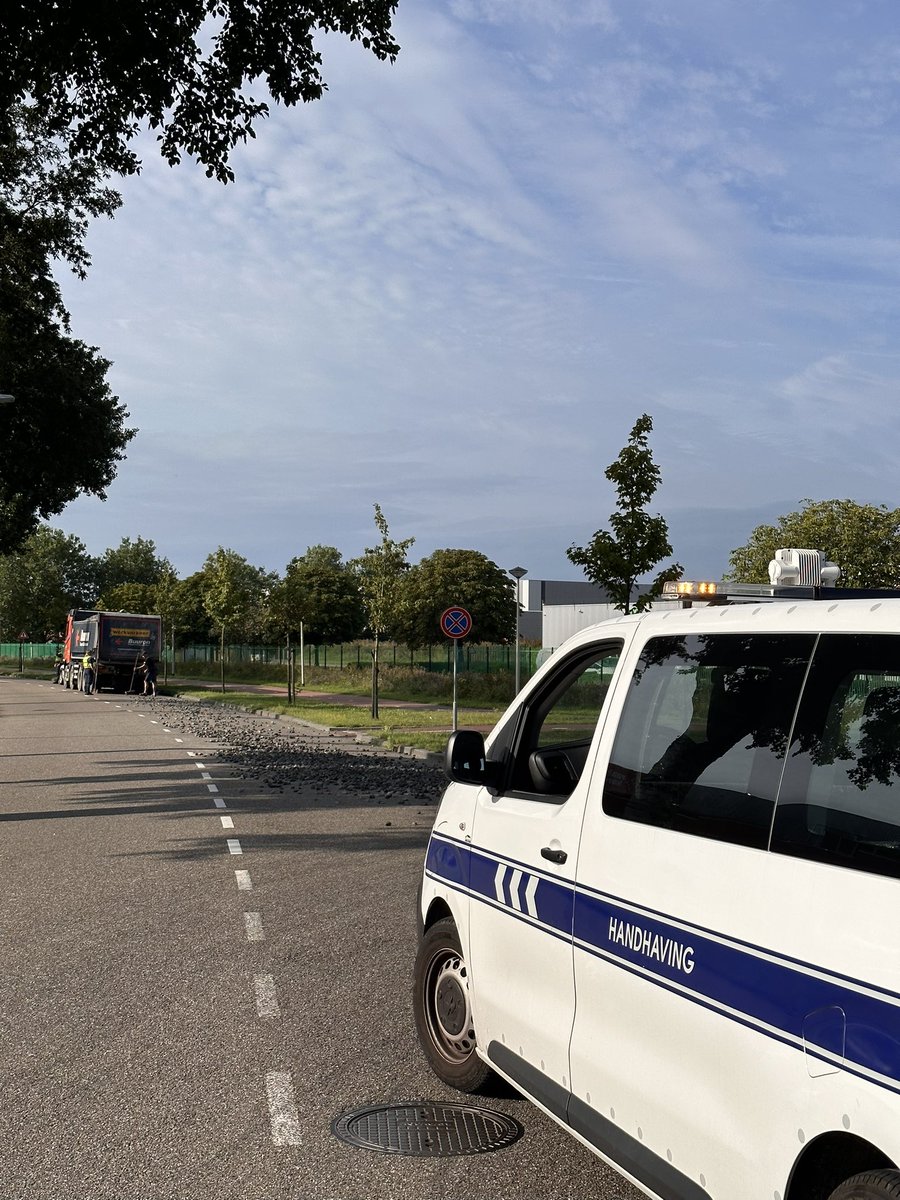 Vandaag tijdens de surveillance zagen wij dat een vrachtwagen zijn lading had verloren op de Borchwerf. Wij hebben tijdelijk het verkeer geregeld en het bedrijf heeft ervoor gezorgd dat de weg snel vrij was van obstakels🪨 #checkjeladingvoordatjedewegopgaat