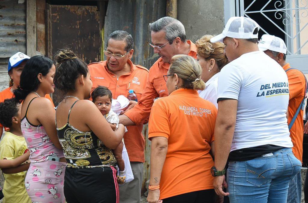 AlextortolAt's tweet photo. En Fertisa estuvimos los candidatos de Centro Democrático junto a Jimmy Jairala conversando con los vecinos del sector.@cendemocratico @jimmyjairala @LuisAlmeidaM https://t.co/rFr02aGpKU