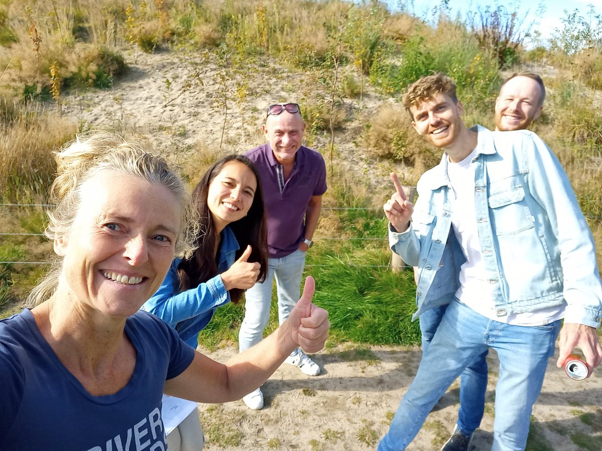 Hondje Snor uitlaten bij Anna's Hoeve, kom je een team van <a href="/Waternet/">Waternet</a> tegen. Want ja, de waterkwaliteit van <a href="/GemeenteHsum/">Gemeente Hilversum</a> is nu een klusje van <a href="/waterschapagv/">Waterschap AGV</a> 
Mooi kaartje gezien hoe veel wateren ondergronds gekoppeld zijn. Ik wens ze succes! <a href="/mooigooi/">mooigooi</a>