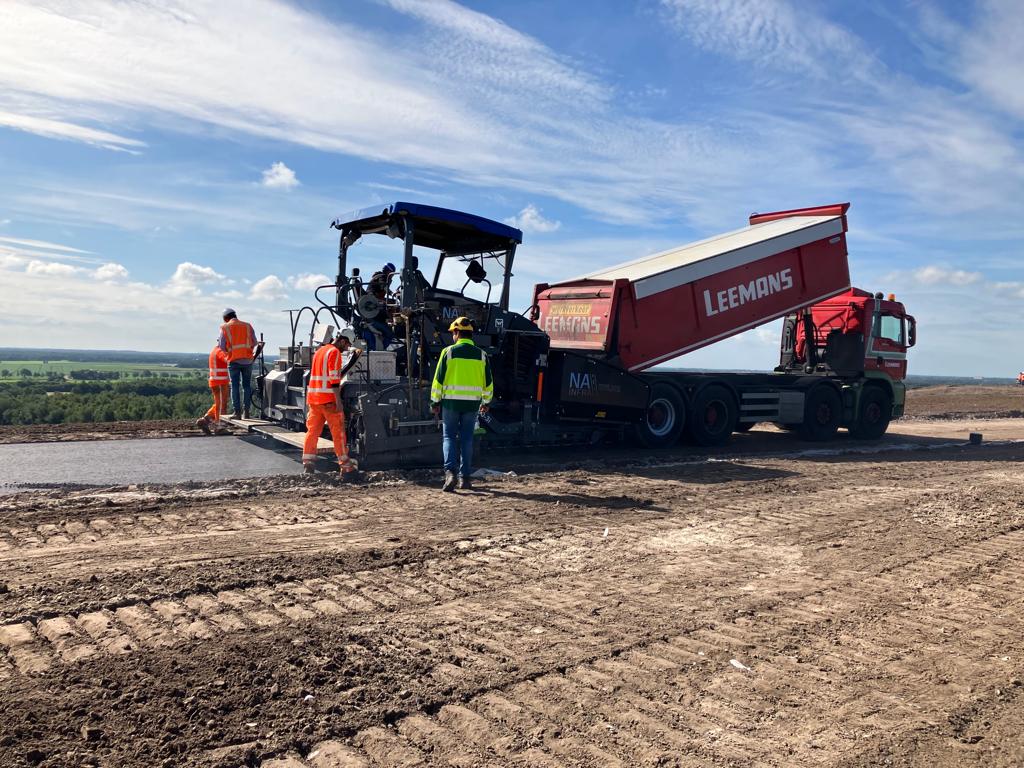 ProvDrenthe's tweet photo. Vandaag zijn de aannemers begonnen met het asfalteren van het fietsparcours op het Dak van Drenthe, het nieuwe hoogste punt van de VAM-berg in Wijster. Na het aanbrengen van de eerste laag vandaag worden donderdag en vrijdag laag twee en drie aangebracht. (1/2) https://t.co/p13z1B8hHF