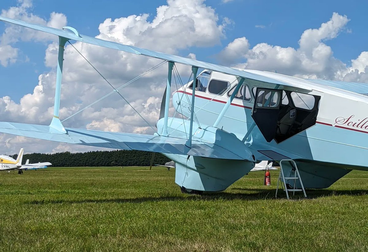 A gorgeous day attracts gorgeous aircraft with the Scillonia Airways DH89a Rapide visiting today to work with our friends at @hurricaneheritage ! A stunning aircraft, thank you to the owners for bringing her over! 

#dh89 #scilloniaairways #hurricaneheritage #westlondonaeroclub