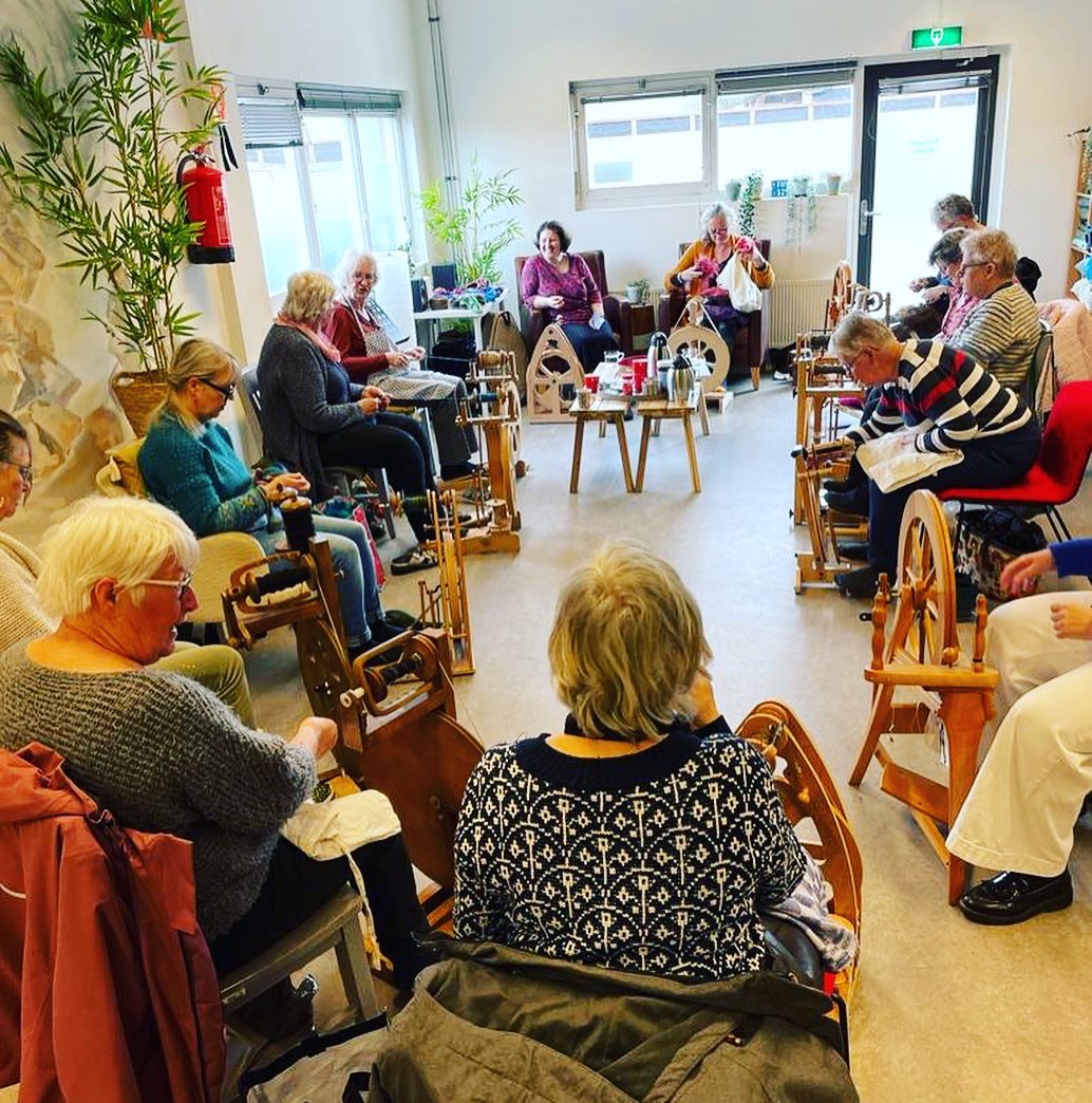 Maak kennis met onze !Spinnrs groep!
Op zondag 27 augustus kun je met hen kennismaken op de Streekmarkt van het Groene Hart in Hoeve Kazan in Nieuwveen. 
De !Spinnrs komen elke 2de woensdag samen bij stichting !Triggr. Kom jij ook langs om kennis te maken?