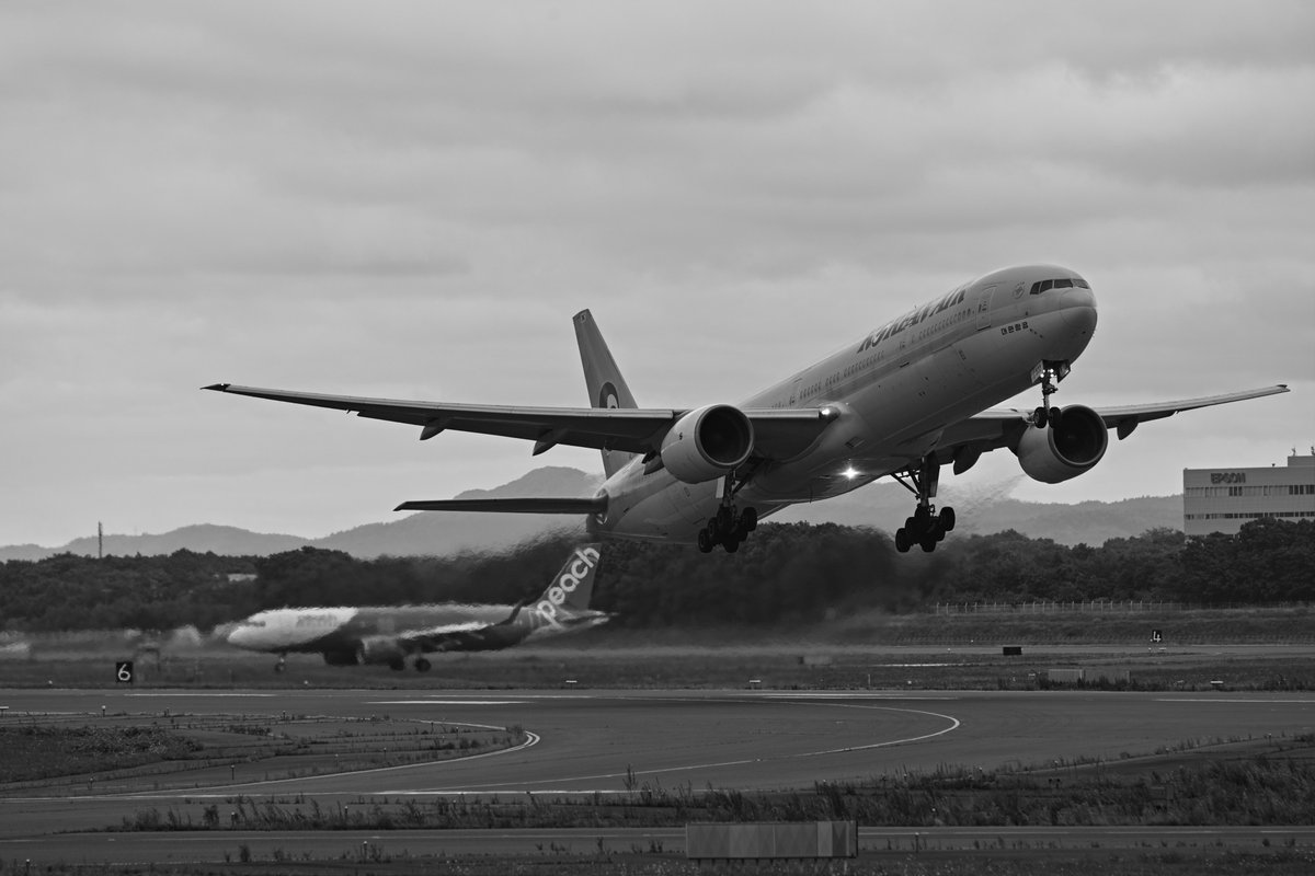 #Monochrome #sdquattro #sigma120300sports #Koreanair #HL7533 #aviation #B773 #aviationphotography #megaplane #planespotting #avgeek 
今日はKOREAN AIR が旨いこといったな。 
KE766 HL7533
 待機してるのは時間で見ると
APJ573 JA211p
exif: 269mm f/4 1/800 ISO160 オートフォーカス。