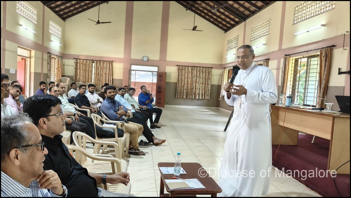 MloreDiocese's tweet photo. Transformative Workshop for Junior Clergy: Journeying into Healing and Self Transformation.
https://t.co/z12Tuejwx2
Rev. Dr Gregory Pinto, SVD,  delved deep into the subjects of Transformation and Healing, guiding participants on their spiritual and emotional journeys. https://t.co/4BPYnbCFbC