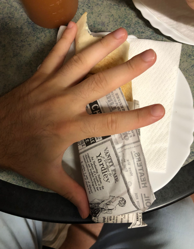 _freeman35g's tweet photo. Ya comenté antes que iba a ser una Kebab Tour comprimida y me avergüenza decir que es la primera en la cual no llevo mi cinta métrica profesional.
Igualmente gracias a mi astucia tomé una foto de mi mano para compararla posteriormente.
El kebab mide unos 21cm (igual que #KT4) https://t.co/UKZI2CUKvx