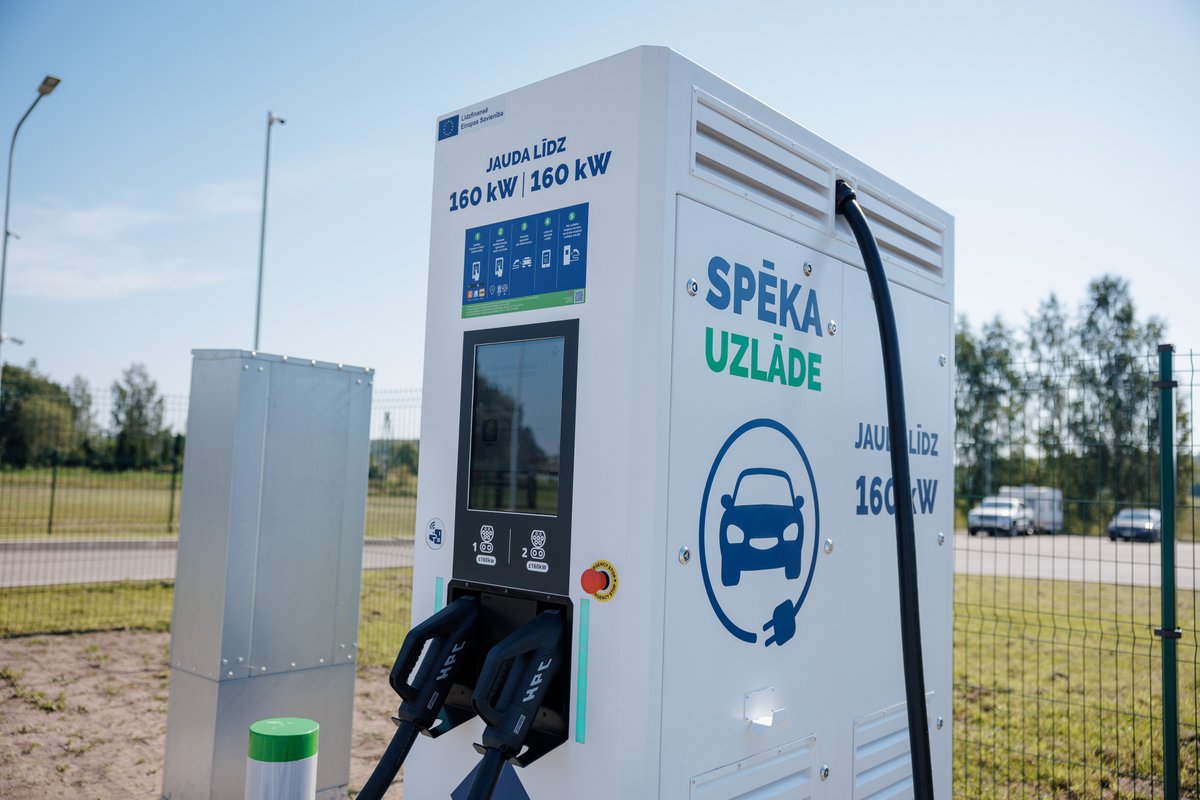 Šodien "Virši Olaine" darbu sāka jauns elektrouzlādes punkts ar 4 uzlādes pieslēgvietām, no kurām 2 ir īpaši ātrās pieslēgvietas ar uzlādes jaudu līdz 160 kW. Vairāk par jauno elektrouzlādes staciju un mūsu  nākotnes plāniem elektrouzlādes jomā uzzini: ej.uz/kbft