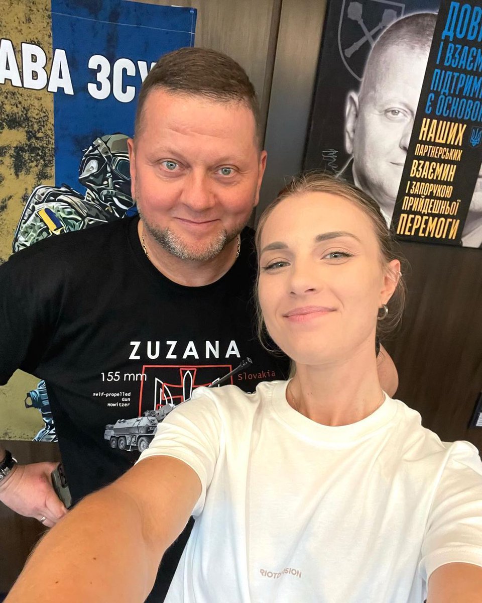 UKRINFORM's tweet photo. "Сказав, що все буде добре"

Українська фехтувальниця Ольга Харлан опублікувала фото із головнокомандувачем ЗСУ Валерієм Залужним

📷 Instagram/olgakharlan https://t.co/3xOTtQ064J