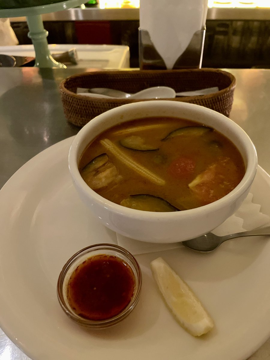 akaRingoJL005's tweet photo. エスニック料理を楽しめるカフェバー　#FireKingCafe #代々木上原

" 海老スープ "が絶品🦐
二日酔い防止，〆のスープに🥬🍋
パクチー，チリソース，レモンはお好みで

デザート代わりのカクテルにはGrasshopperを頂きます🍸
夏にぴったりのチョコミント味 https://t.co/R3Ra8QQMT5