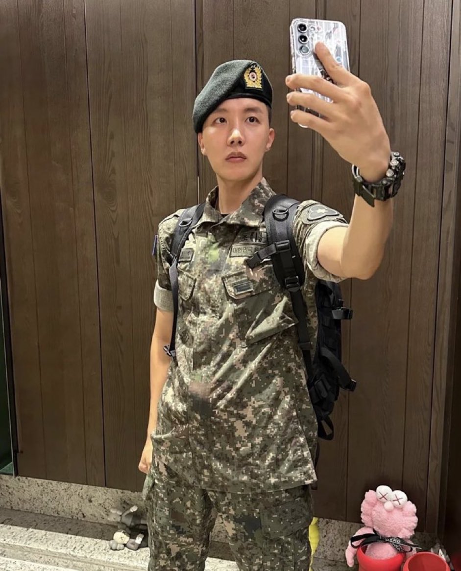 jiminievenus's tweet photo. — Tenemos fotitos de Hoseok con su uniforme militar, nadie le quita el tremendo estilo y facha que se carga.. https://t.co/dSD1uWD50c